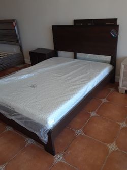 New 4 piece queen bedroom set set includes a queen bed and dresser and mirror and nightstand