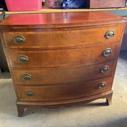 Vintage Morganton chest of drawers, real mahogany. Beautiful serpentine facade, four spacious drawers, original brass fittings. High-quality American 