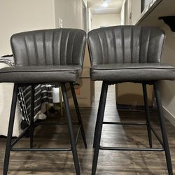 2 Counter Height Bar Stools 