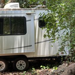 RV - 2010 FOREST RIVER - TRAILER FREEDOM LTZ