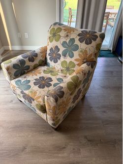 🌸Great chair. CLEAN . Deep and comfy.