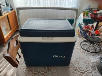 Cooler. Large 16 quart vintage cooler . Shorter but wider than the green 16 qt Coleman .Final garage destash. Lid does not detach.