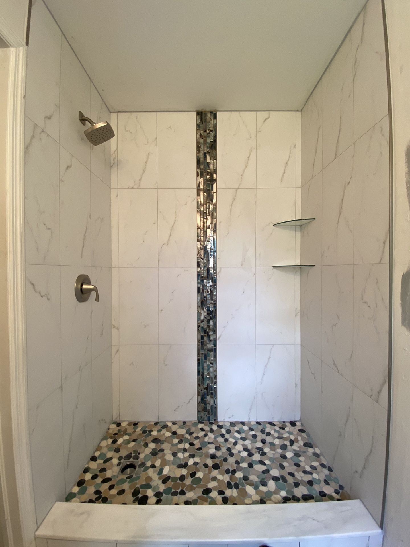 Construimos baños modernos y diseñados
