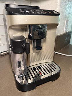 De’Longhi Magnifica Evo Automatic Espresso Machine with LatteCrema Milk System