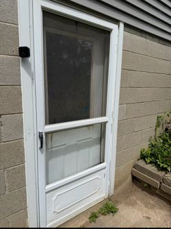 Storm door-