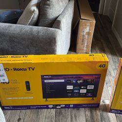 Two Roku Flat Screen Tv 40inches