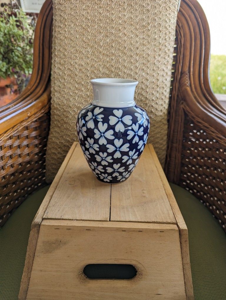 7"Blue And White Flower Vase 