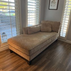 La-Z-Boy Beige Chaise Lounge Couch 