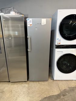 HISENSE 10.2 CU FT UPRIGHT STAND UP FREEZER 🔥