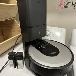 iRobot i6 Self-emptying Roomba Vacuum 