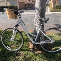 Schwinn Voyageur 24 Comfort Hybrid Bike – Step-Thru / Pristine Condition
