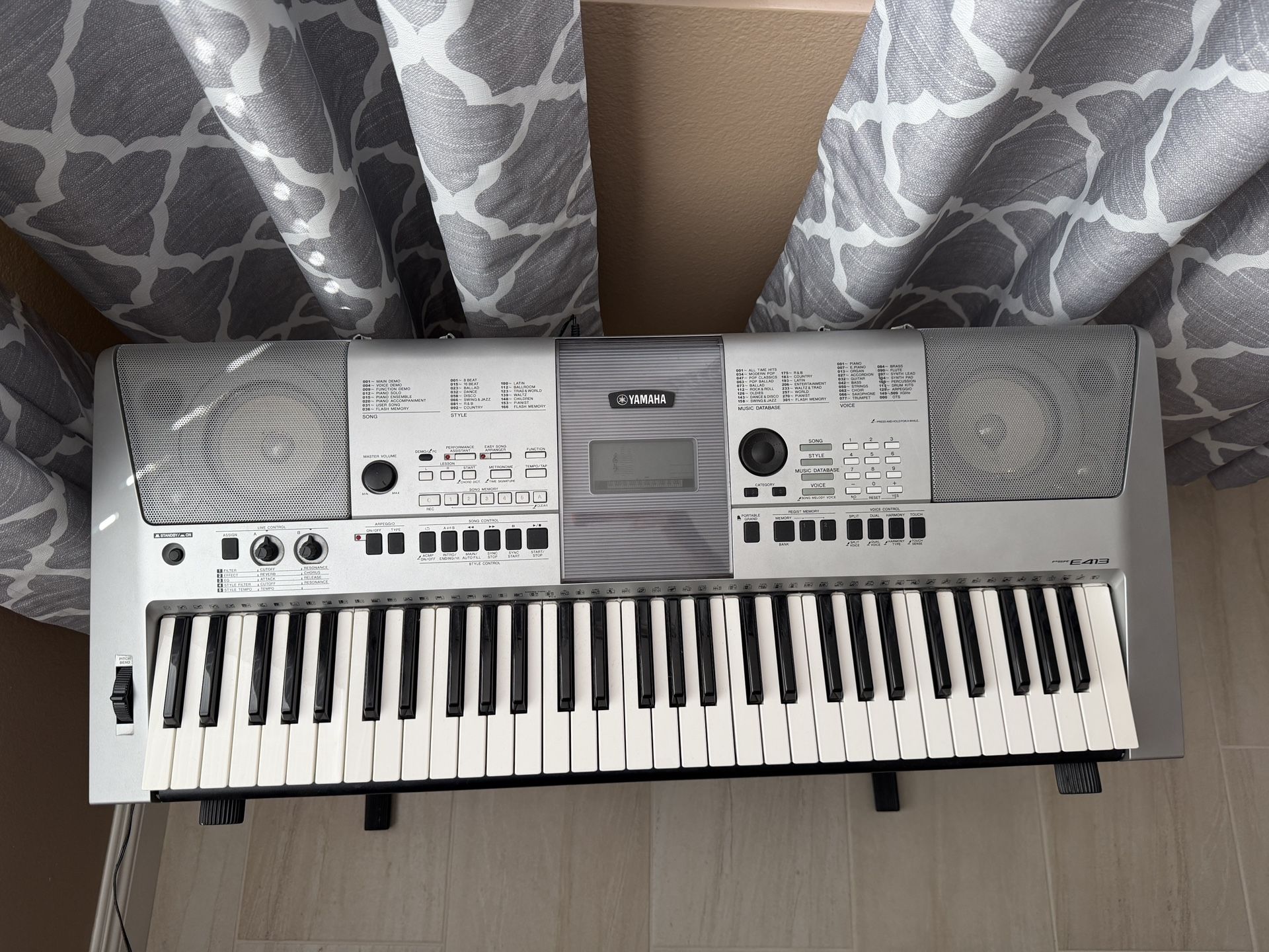 Yamaha Keyboard w/ Stand PSR E413