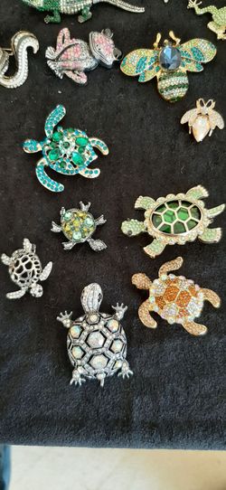 Sparkly turtle-shaped brooches