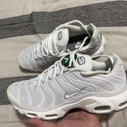 White Nike Air Max Plus
