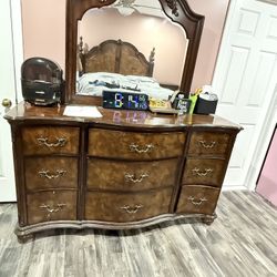 Bedroom Furniture King Size Bed , Mattress,dresser And Side Table