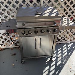 GRILL FOR SALE ONLY USED 2 TIMES LOOKING FOR A HAPPY HOME 