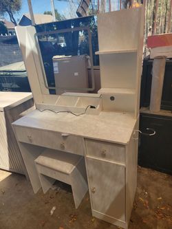 Makeup Vanity with LED *damaged*