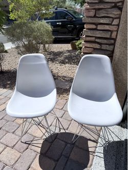 2 aesthetic white chairs