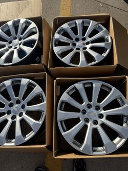 Chevy Silverado Silver High Country 22” Wheels 