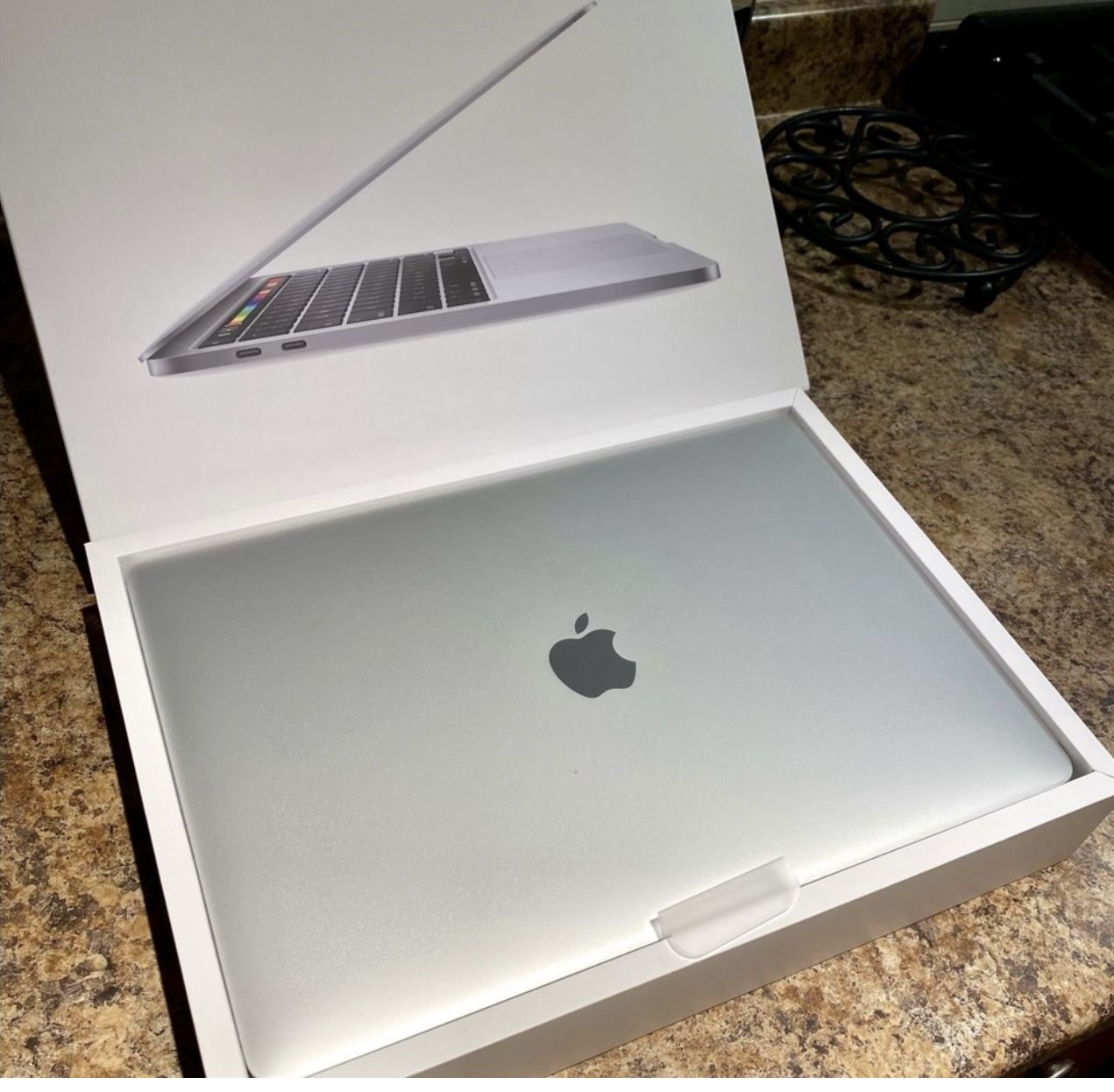 MacBook Pro 13" Model A2251 (2020) 2.0 GHz Intel Core 15, 512GB SSD, 16GB RAM