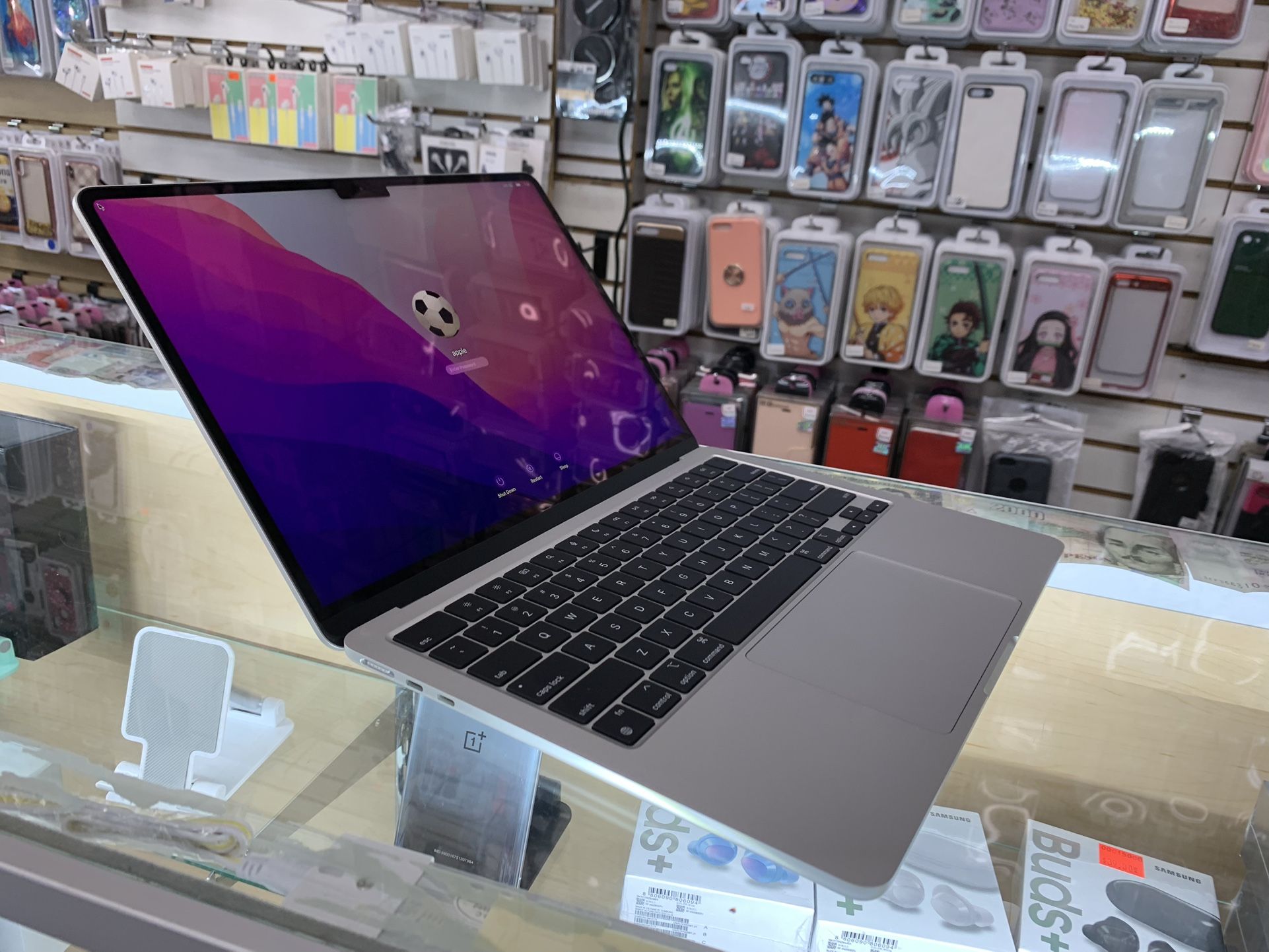 Late. 2022. MacBook Air 13–Inch. M2 Pro - 8 Ram - 256. Ssd