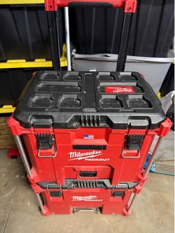 Milwaukee rolling Packout box