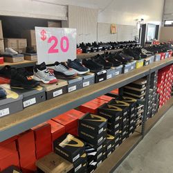 Man Tennis shoes $20