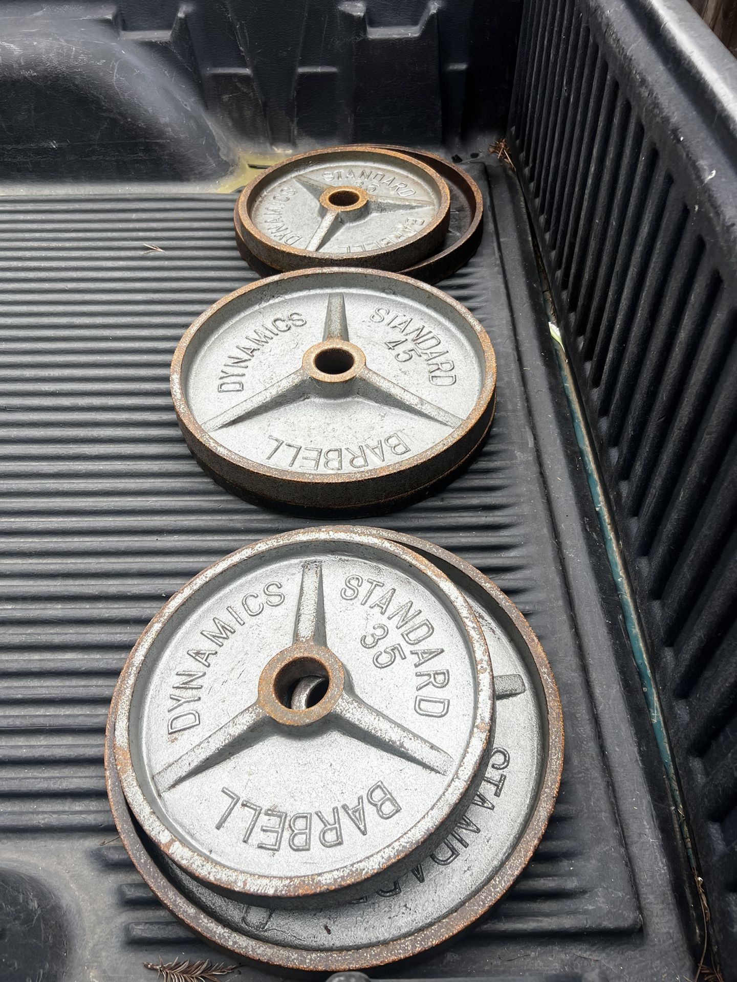 (4) 45 Lbs  (2) 35 Lbs Weights 