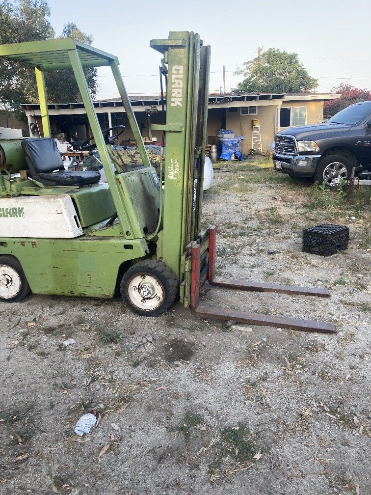 2 Clark Forklifts They Run