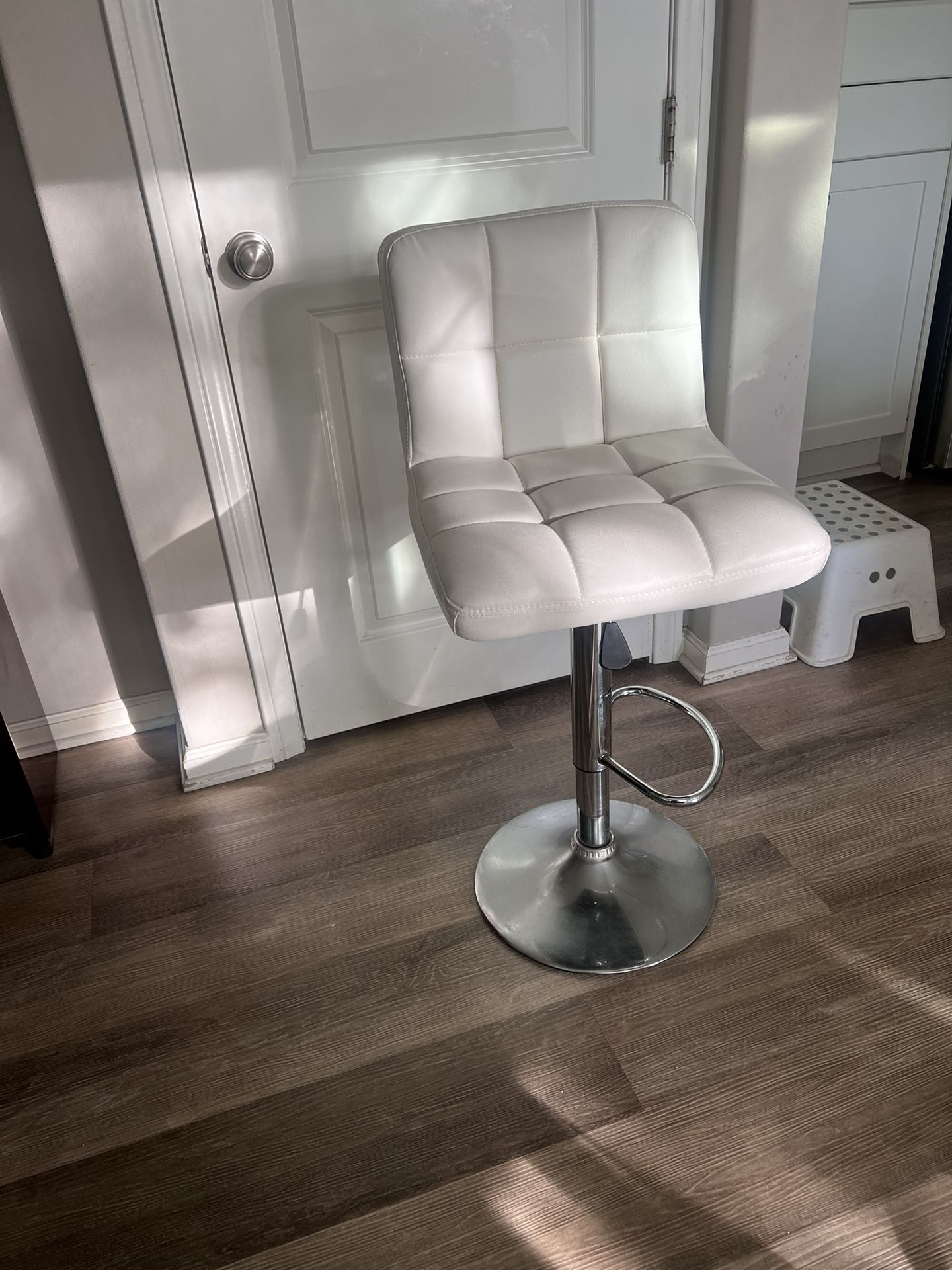 White Leather Bar Stool Swivel Ans Adjustable Height