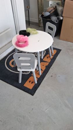 Kids Round Table and 2 Chairs Set