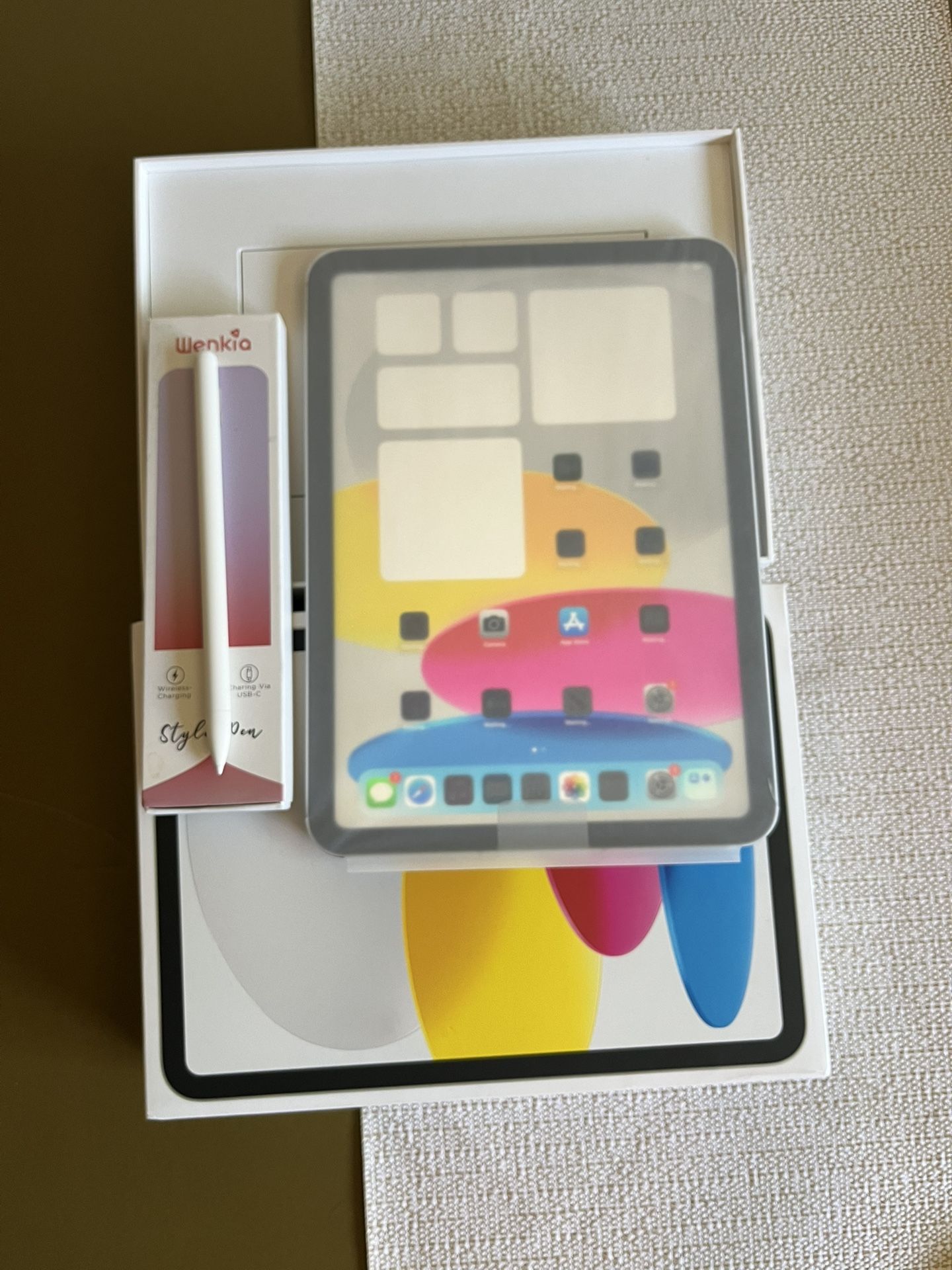 Apple iPad 10th Generation (2022 model /new Open Box ) 64GB Wi-Fi + Cellular with pencil, keyboard & case