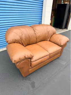 Love seat couch 🛋️ good conditions free local drop off