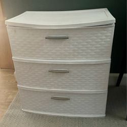 Totes w drawers. Off Boxelder dr 92563