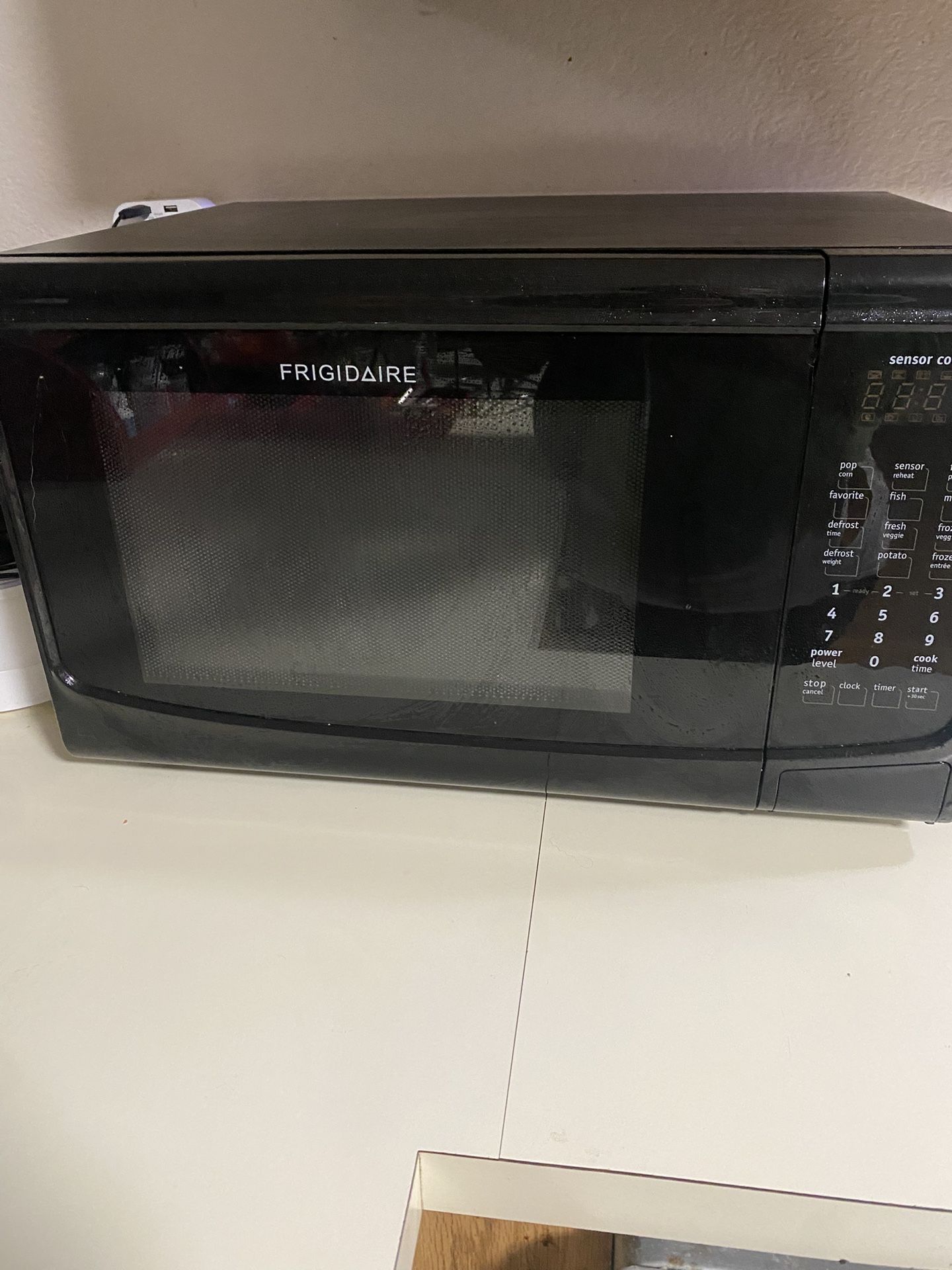 Pending Pick Up-Frigidaire Microwave