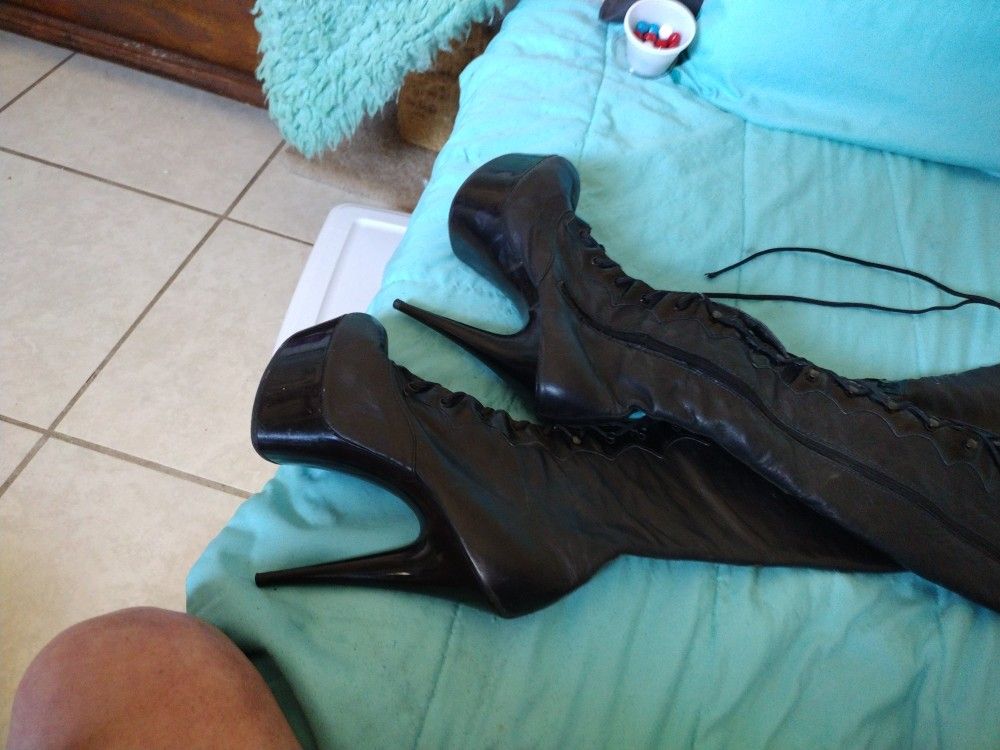 Super Thigh High Black Lace Up Leather Boots Sz 8 Medium.