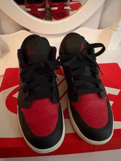Jordan’s 1 low size 5.5 Y
