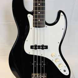 Fender Made in Japan Traditional 60s Jazz Bass Black Electric Bass with gig bag Reduced 