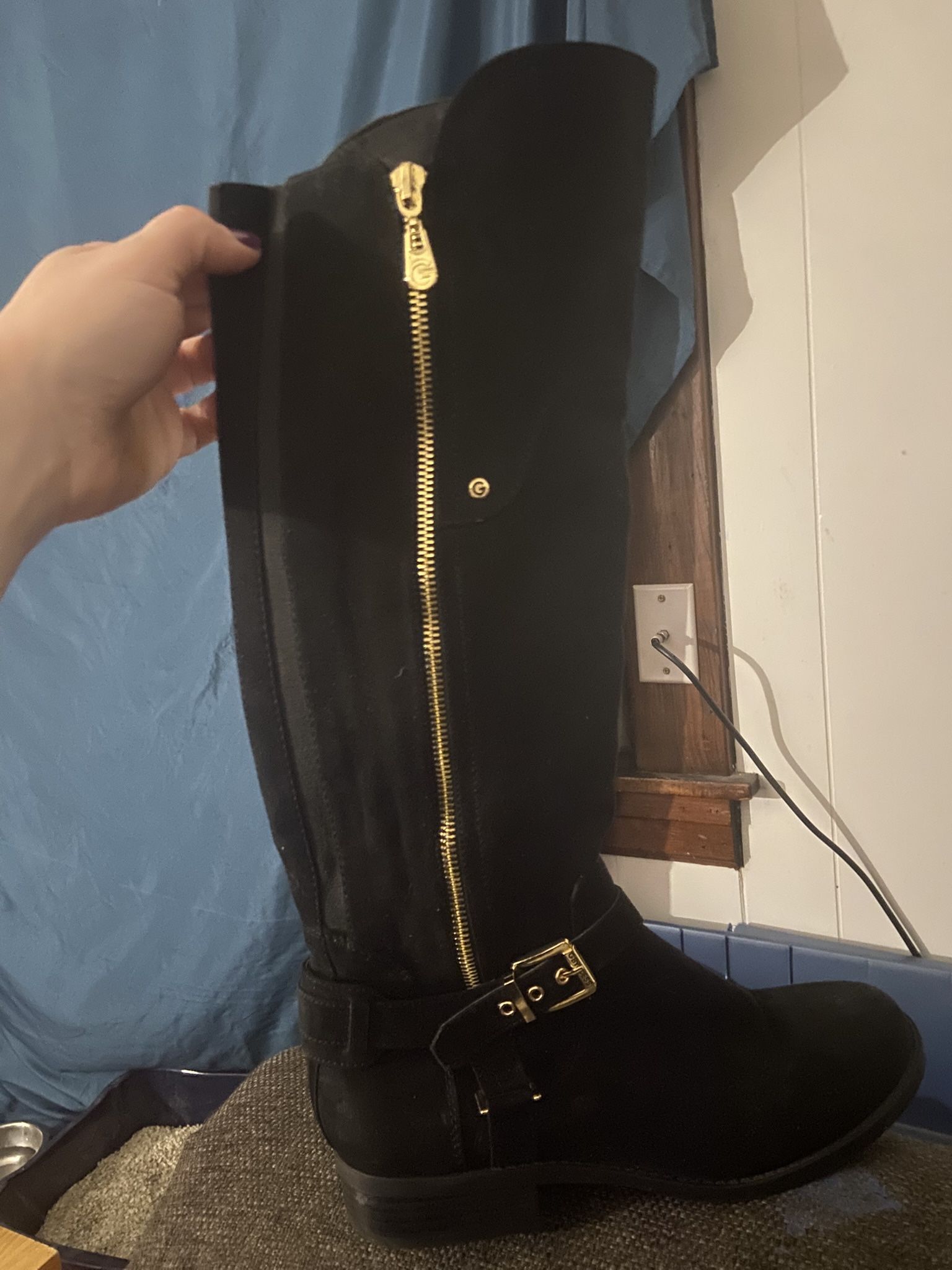 Women’s 9.5 Guess Boots