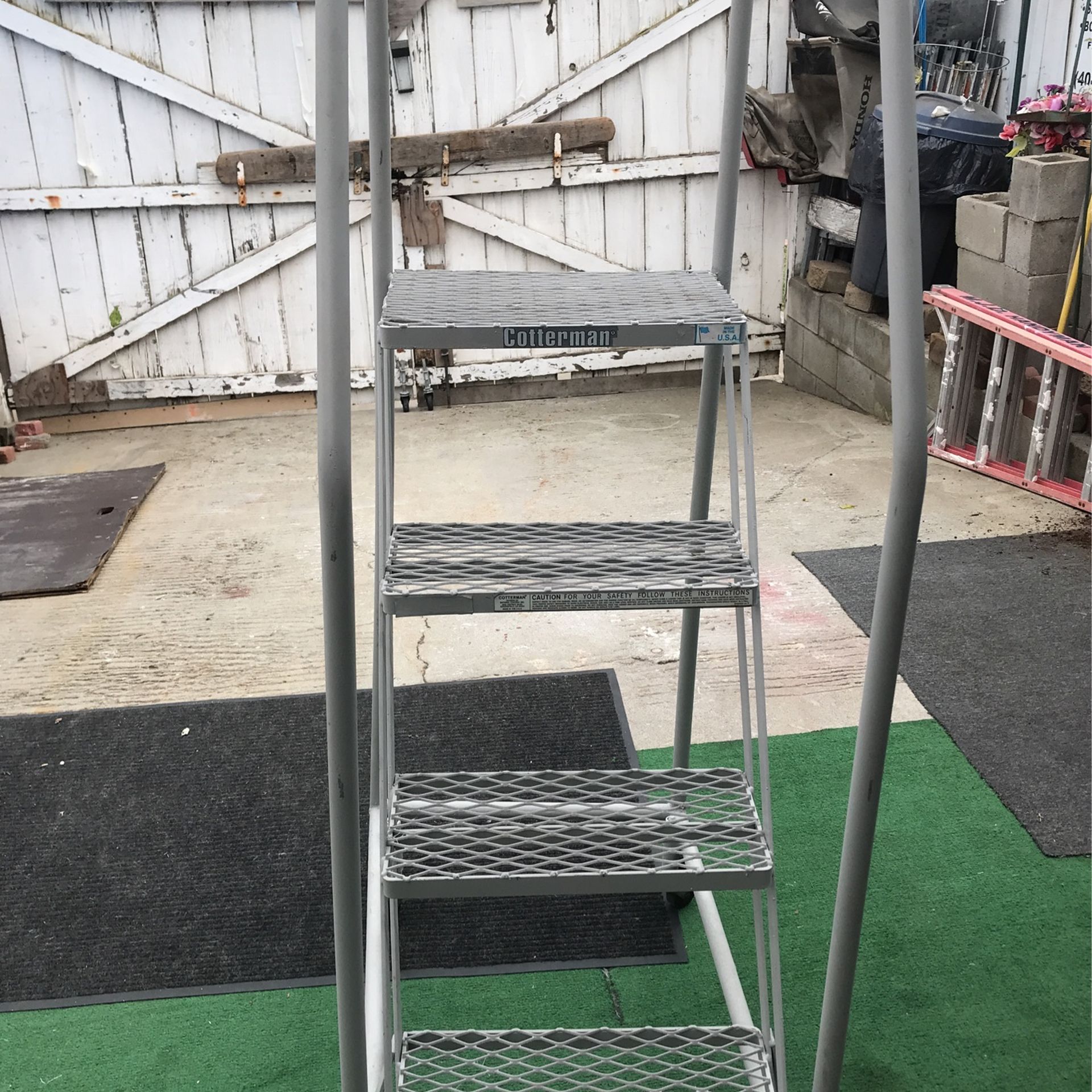 Fourth step coming long ladder for garage patio store and other requirements very good condition $65 or best offer