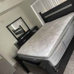 Four Piece, Queen Size Bedroom Set