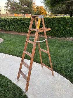 6’FT WOODEN LADDER (PLEASE READ DESCRIPTION)