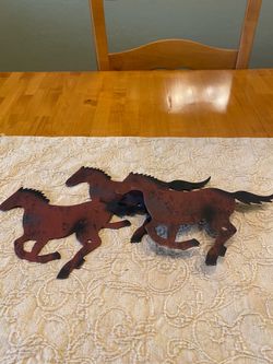 Metal running horses 3 d wall art hanging. Hook on back. Can be spray painted. 15 x 7 “ Southwest.