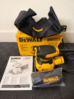 DEWALT 2.3 Amp Corded 1/4 Sheet Palm Grip Sander Kit with Contractor Bag