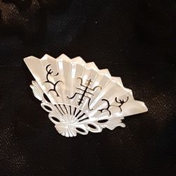 Vintage MOTHER of PEARL FAN BROOCH - Hanxcarved