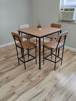 Dining room countertop high and four chairs