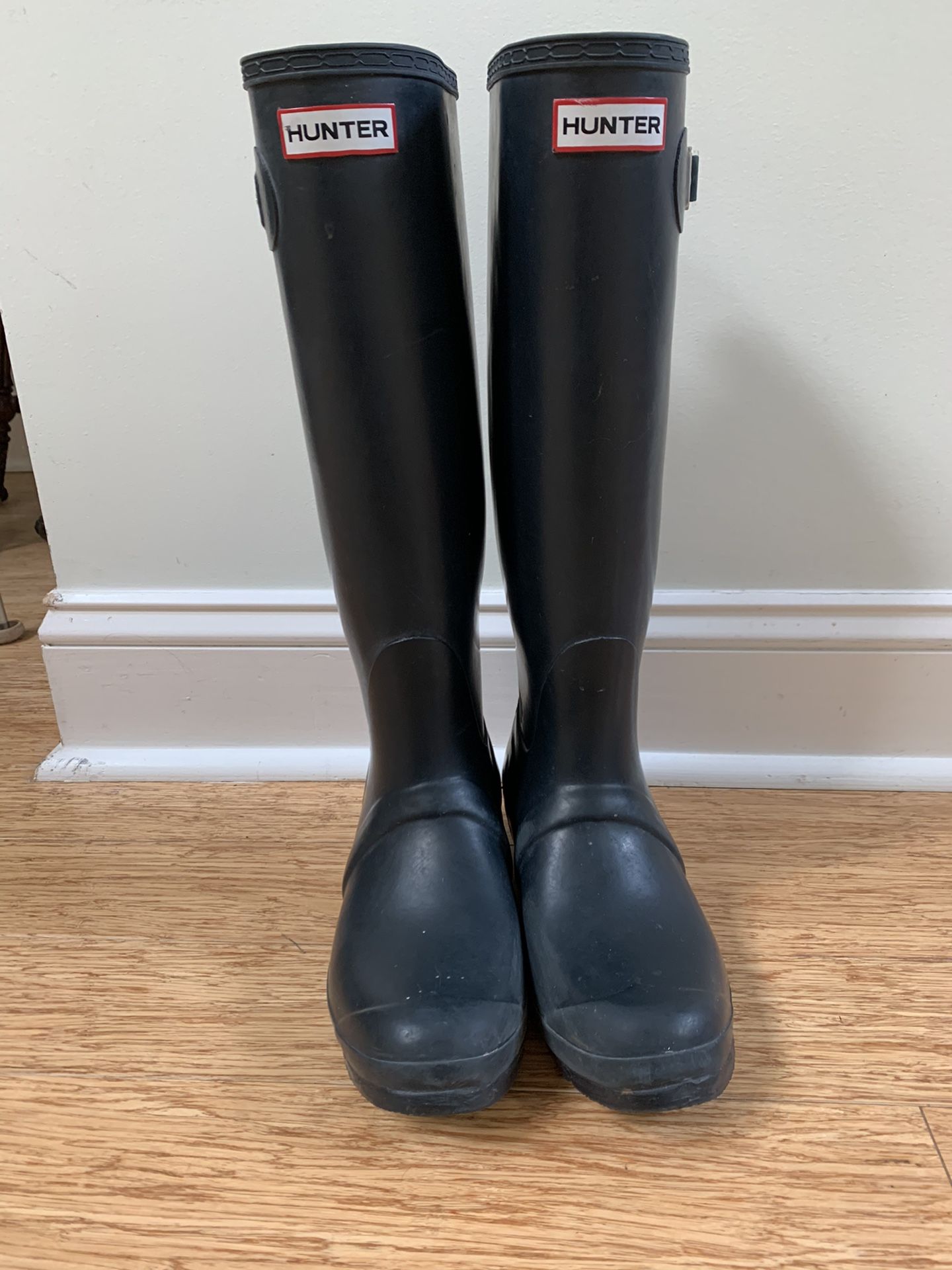 Hunter original tall rain boots Navy 7M Has a couple of scuffs and one buckle is broken but shoes are in EUC otherwise