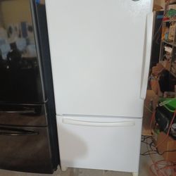 Amana Refrigerator Bottom Freezer  White 