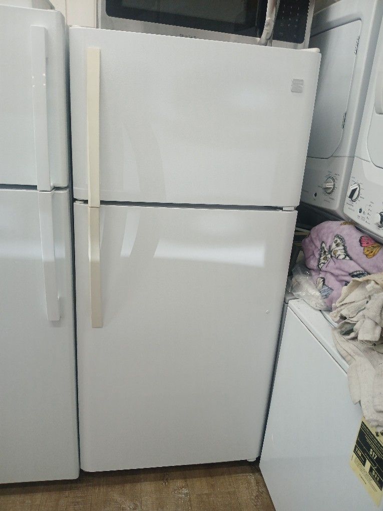 Kenmore Aparment Size Refrigerator In Excellent Condition.