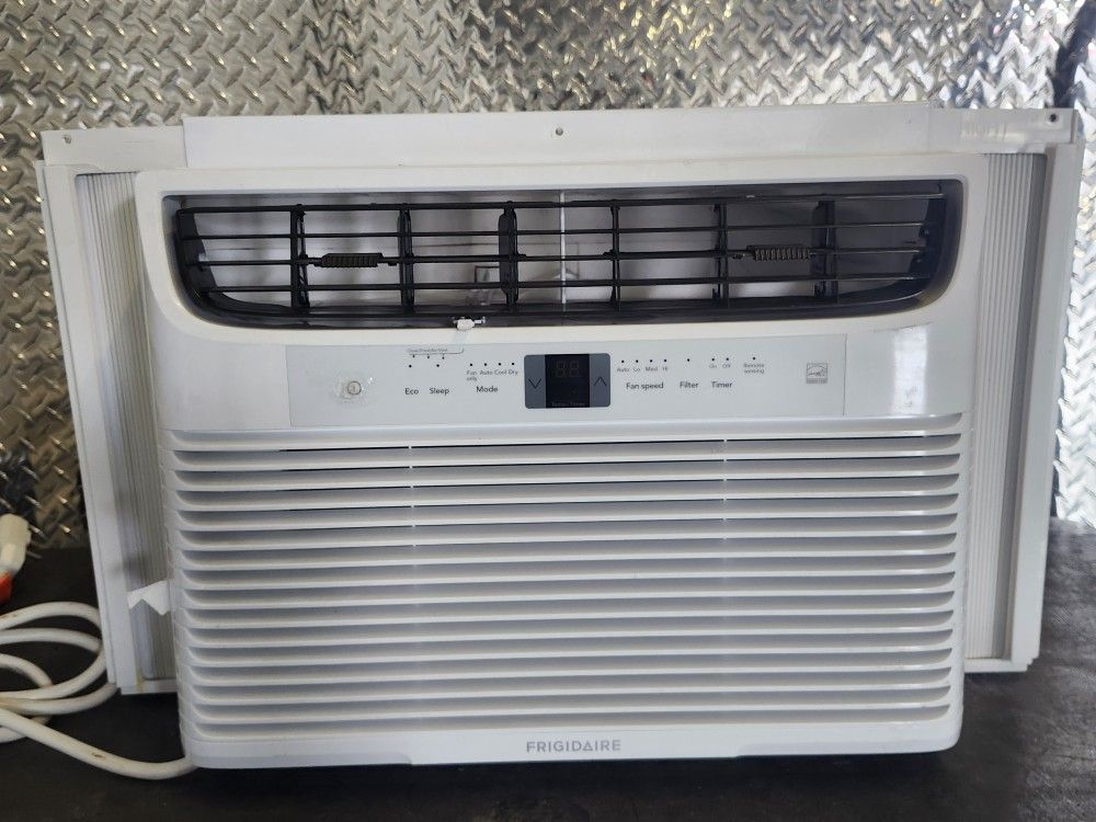 LIKE NEW 10,000 BTU AC AIR CONDITIONER WITH REMOTE